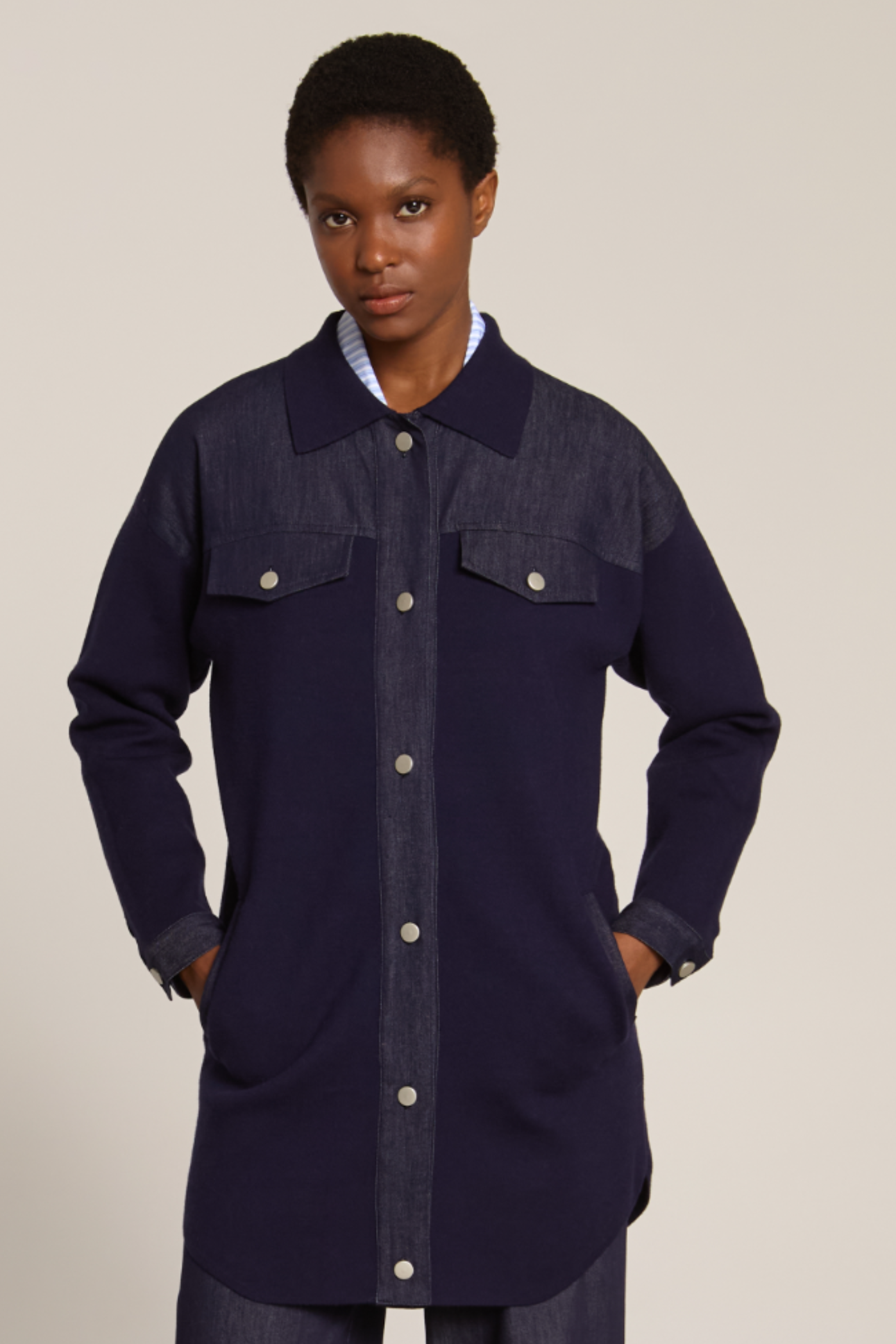 Μακρύ πουκάμισο-τζάκετ Marina V Paris σε navy blue με denim λεπτομέρειες.