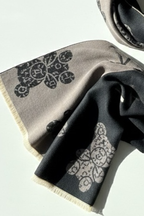 Σατέν Φουλάρι Με Floral Μοτίβο & Μαύρο Περίγραμμα